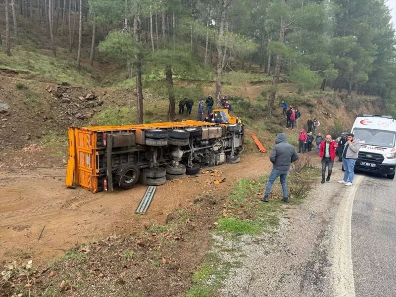 Nazilli'de Devrilen Kamyonun Sürücüsü Yaralandı