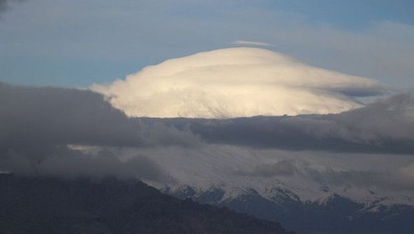 Ağrı Dağı Zirvesinde Mercek Bulutları Eşsiz Manzaralar Yaratıyor
