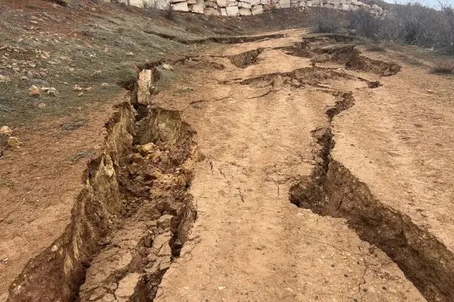 Sivas'ta Başibüyük Köyü'nde Heyelan ve Yol Çatlakları Endişe Yarattı