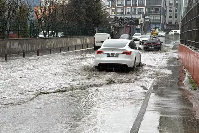 İstanbul’da Süren Yağış Trafik ve Altyapıda Aksamalara Yol Açtı