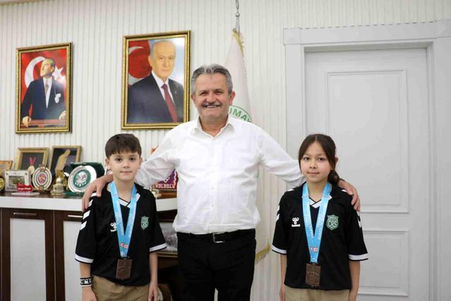 Başkan Koloğlu, Türkiye Karate Şampiyonasında Başarı Gösteren Sporcuları Kabul Etti