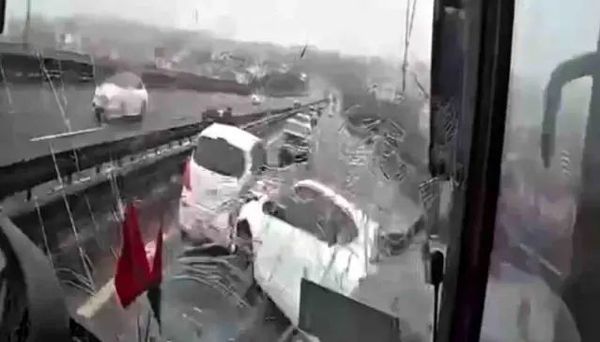 TEM Otoyolu'nda Zincirleme Trafik Kazası: 8 Kişi Yaralandı