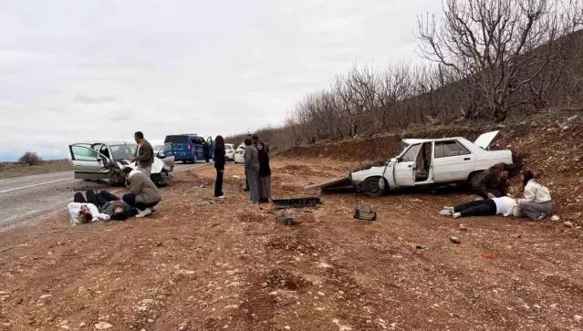 Denizli’de İki Trafik Kazasında 8 Kişi Yaralandı