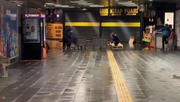 Şiddetli Yağış İstanbul'da Ulaşımı Etkiledi: Mecidiyeköy Metro İstasyonu Su Altında Kaldı
