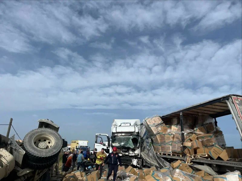 Manisa'da TIR, otomobil ve kamyonun karıştığı kazada 5 kişi yaralandı