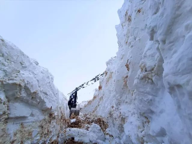 Hakkari'de Kar Yağışı Ulaşımda Aksamaya Yol Açtı