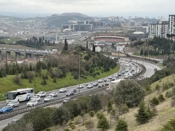 Anadolu Otoyolu'nda Ramazan Bayramı Dönüş Trafiği Yoğunluğu Sürüyor