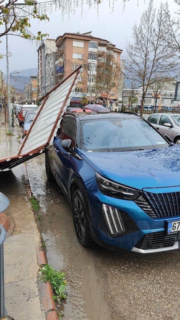 Karabük'te Fırtına Çeşitli Hasarlara Yol Açtı