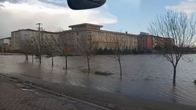 Nusaybin'de Şiddetli Yağış İpekyolu Caddesi'ni Su Altında Bıraktı