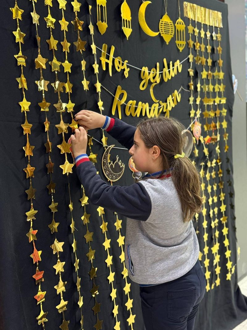 Eskişehir Okulunda Ramazan Ayı İçin Ay ve Yıldız Süslemeleriyle Manevi Atmosfer