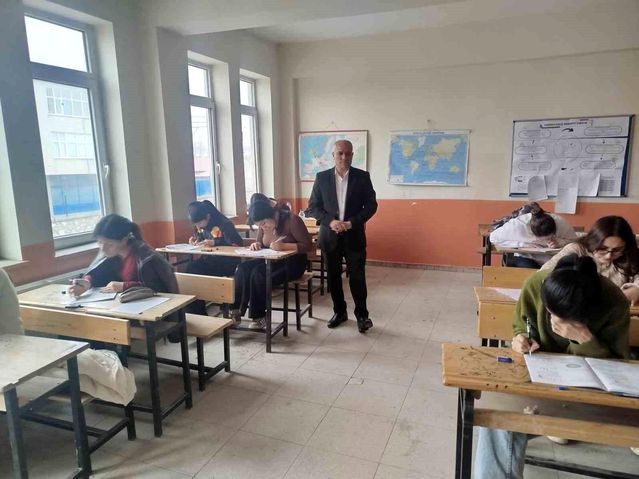 Diyadin'de Üniversiteye Hazırlık Deneme Sınavları İncelendi