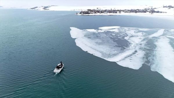 Bitlis'teki Nazik Gölü'nde Kış Buzları Erimeye Başladı