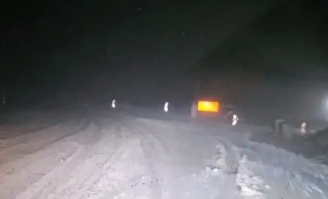 İnegöl-Domaniç Karayolunda Yoğun Kar Yağışı Ulaşımı Etkiliyor