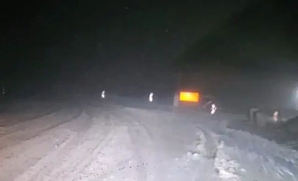 İnegöl-Domaniç Karayolunda Yoğun Kar Yağışı Ulaşımı Etkiliyor