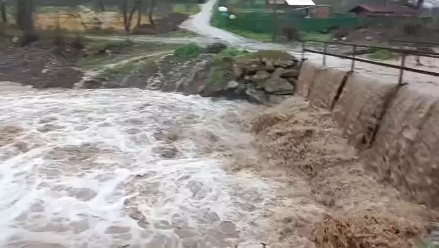 Bursa Gemlik'te Sağanak Sonrası Dereler Taştı, Köprü Ulaşıma Kapatıldı