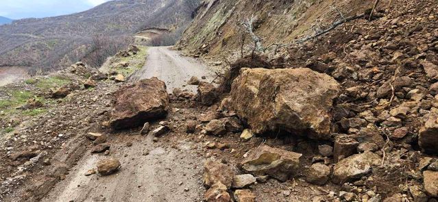 Elazığ Korudibi Köy Yolunda Toprak Kayması Ulaşımı Etkiledi