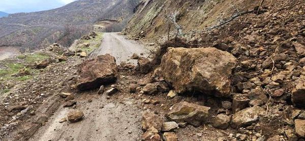 Elazığ Korudibi Köy Yolunda Toprak Kayması Ulaşımı Etkiledi