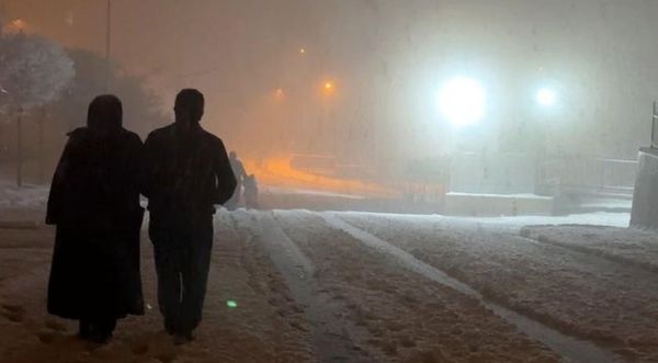 Yüksekova Nisan Ayında Yoğun Kar Yağışıyla Beyaza Büründü