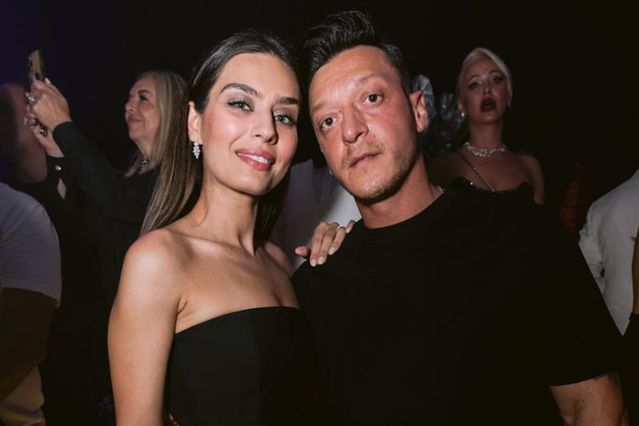 Mesut ve Amine Özil Üçüncü Çocukları Elisa’yı Karşıladı