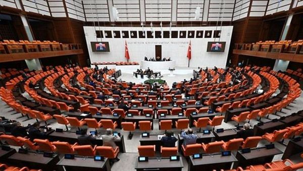 TBMM Genel Kurulu'nda Doğum İzni Uzatılıyor ve Sosyal Medyada 15 Yaş Sınırı Tartışılıyor