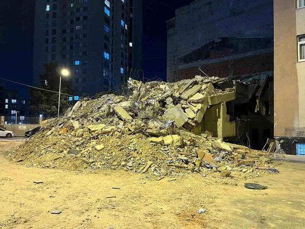 Küçükçekmece’de Tek Kepçe Darbesiyle Bina Yıkımı Gerçekleşti