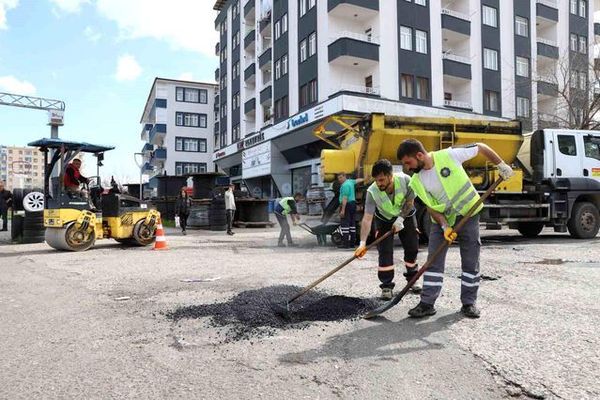 Diyarbakır’da Hasar Gören Yollarda Yoğun Asfalt Çalışması Başladı