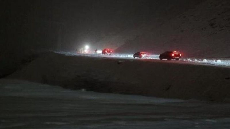 Kar Yağışı Pervari'de Ulaşımı Engelledi, Mahsur Kalan Araçlar Kurtarıldı