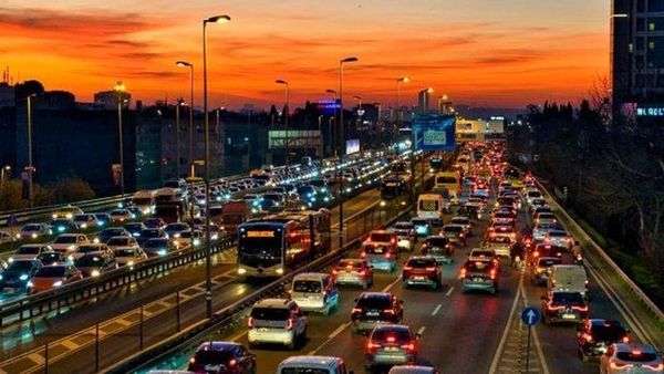 İstanbul'da Trafik Yoğunluğu Kritik Seviyeye Ulaştı