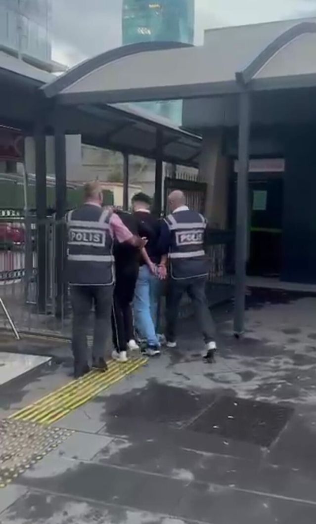 İzmir Karabağlar'da Aranan İki Firari Hükümlü Depoda Yakalandı