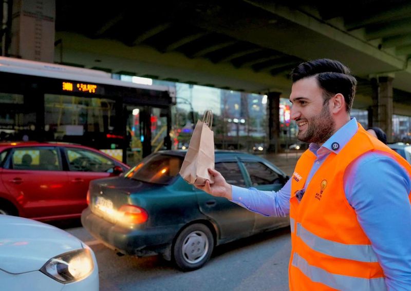 AK Parti Gençlik Kolları, İstanbul Trafiğinde İftara Yetişemeyenlere Destek Verdi