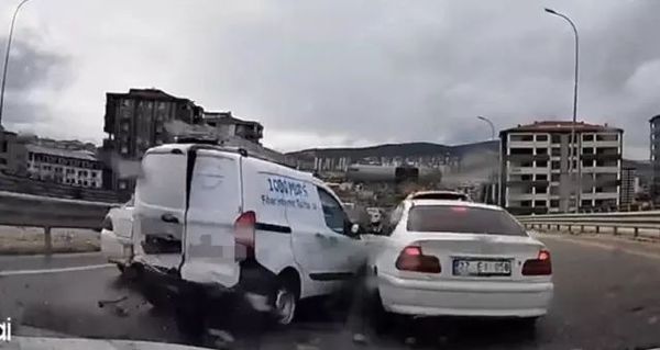 Gaziantep'te Kontrolden Çıkan Araç Önündeki 4 Araca Çarptı