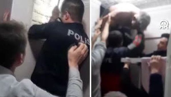 İşten Dönen Kadın, Havalandırma Boşluğunda Sıkışan Eşini KADES ile Bildirdi