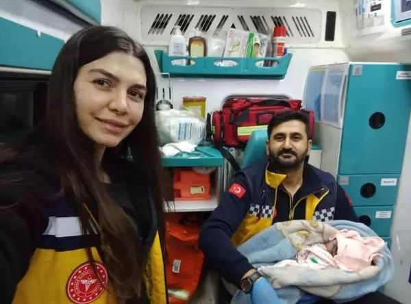Şanlıurfa'da Ambulans İçinde Doğan Bebek ve Annesi Sağlıkla Hastaneye Ulaştı