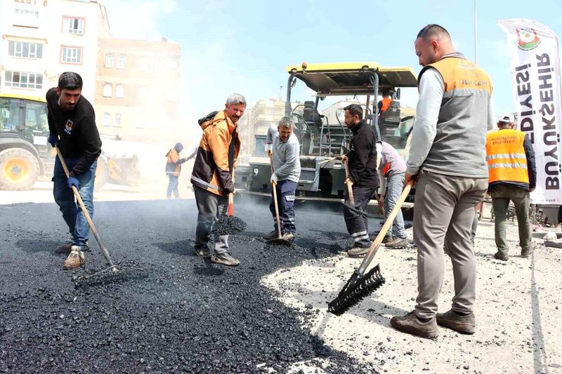 Şanlıurfa'da 25 Metrelik Yol Projesinde Asfalt Çalışmaları Başladı