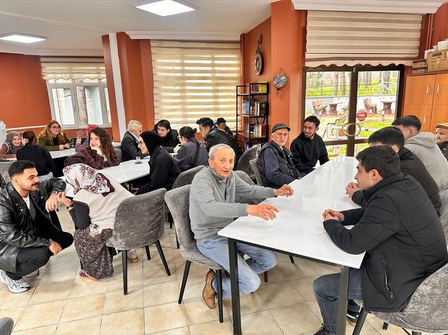 OMÜ Tıp Fakültesi Öğrencileri Bafra 75. Yıl Huzurevi’nde Ziyarette Bulundu
