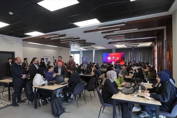 Başkan Büyükkılıç, Astro Hackathon'da Genç Yazılımcıları Destekledi