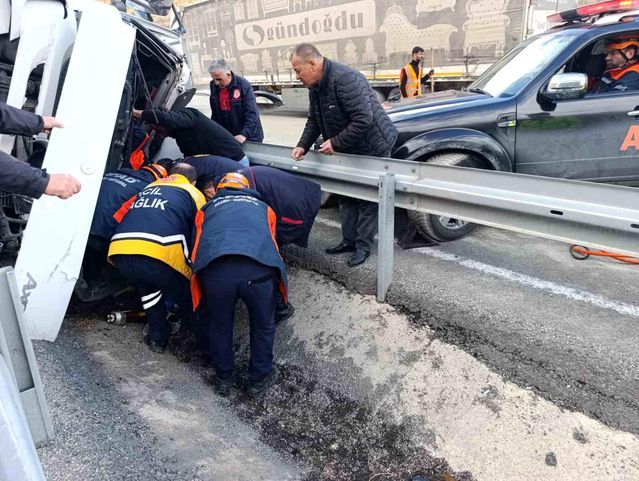 Gümüşhane'de Tır Virajı Alamayınca Yan Yattı, Sürücü Yaralandı