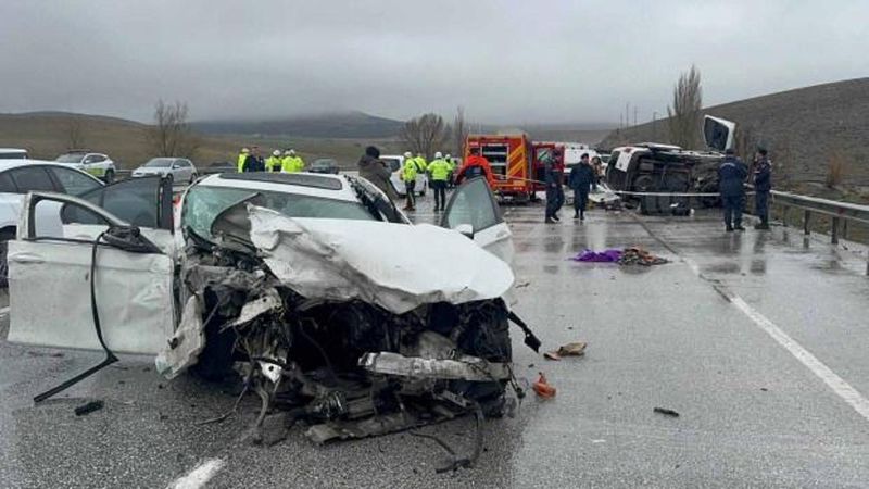 Konya’da Feci Kaza: Baba ve Oğlu Hayatını Kaybetti, 4 Kişi Yaralandı