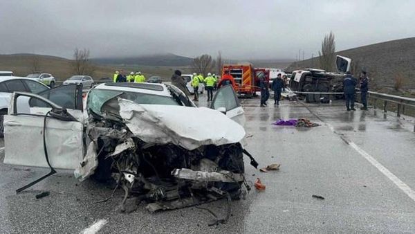 Konya’da Feci Kaza: Baba ve Oğlu Hayatını Kaybetti, 4 Kişi Yaralandı