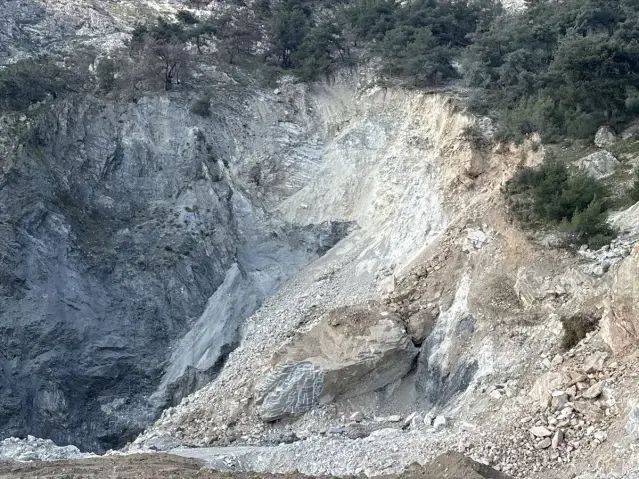 Aydın Söke'de Toprak Kayması Cep Telefonuyla Kaydedildi