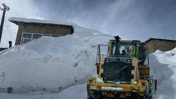 Nisan’da Yağan Kar Yüksekova’da Evleri 2 Metreden Fazla Örtüyor