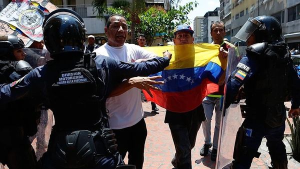 Venezuela'da Maaş Zammı Talebiyle Düzenlenen Gösteriye Gözyaşartıcı Gazlı Müdahale