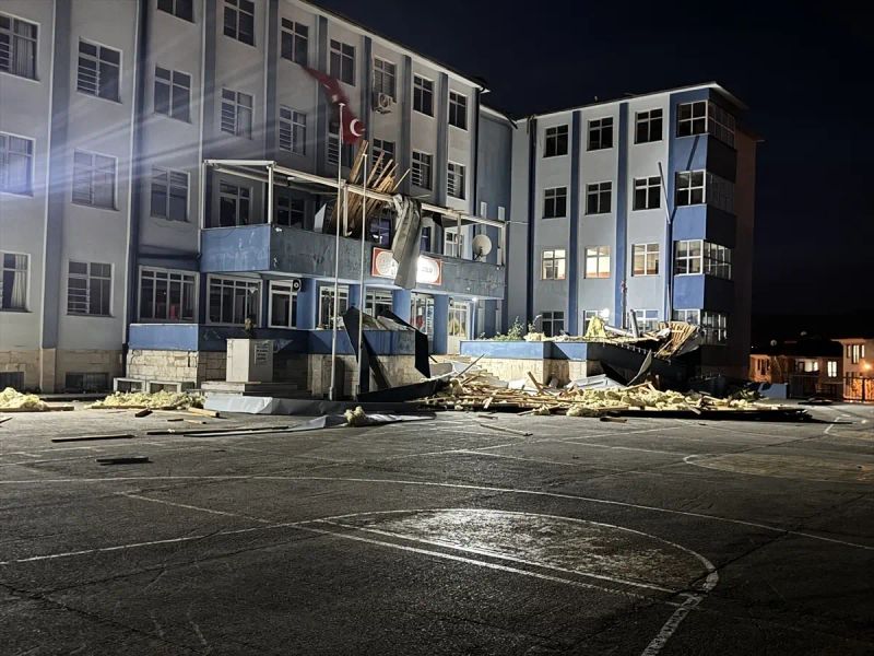 Düzce'de Kuvvetli Rüzgar Nedeniyle Çatısı Uçan Lisede Eğitim Yarın Duracak