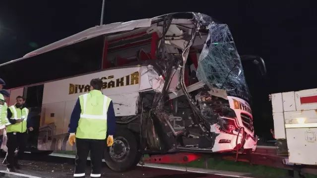 Çekmeköy’de Yolcu Otobüsü TIR’a Çarptı: 10 Kişi Yaralandı