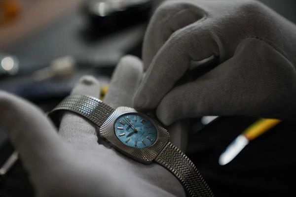 Ortopedi Uzmanı Ahmet Savran, Mekanik Saat Tamiriyle Ellerini Ameliyata Hazırlıyor