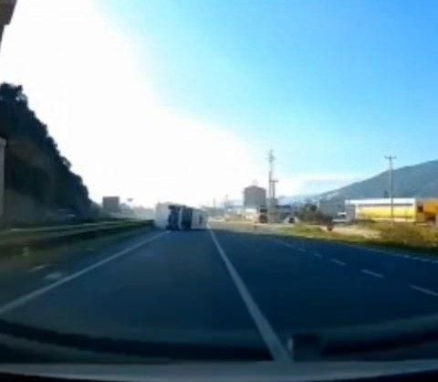 Gemlik-Orhangazi Yolunda Devrilen Minibüs Korkuttu