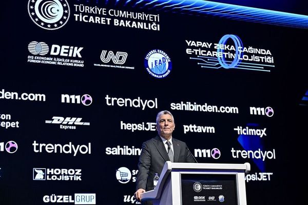 Ticaret Bakanı Bolat, Yapay Zeka Çağında E-Ticaret Lojistiği Zirvesi'nde Önemli Açıklamalarda Bulundu
