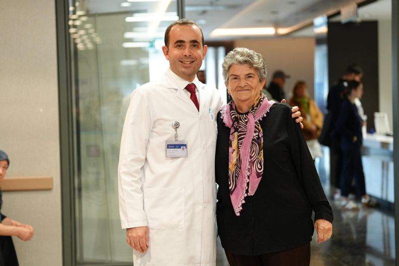 75 Yaşındaki Huriye Sarıoğlu, Kornea Nakliyle 6 Yıl Sonra Görmeye Başladı