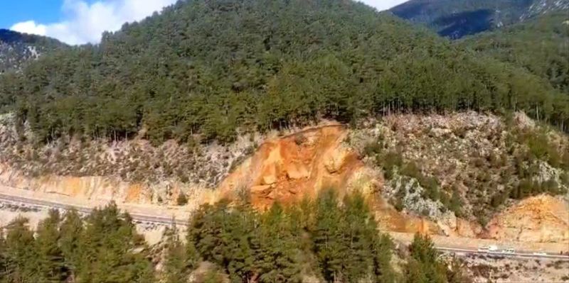 Gündoğmuş'taki toprak kayması sonrası yol tek şeritten ulaşıma açıldı