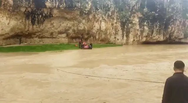 Besni'de Sel Sularına Kapılan 4 Çiftçi Mağaradan Kurtarıldı